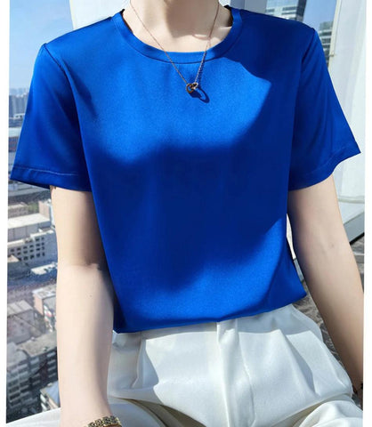 Blusa Feminina Básica Manga Curta Seda Artificial em design minimalista e elegante, perfeita para ocasiões formais e casuais. Blusa Feminina Básica Manga Curta Seda Artificial em design minimalista e elegante, perfeita para ocasiões formais e casuais.