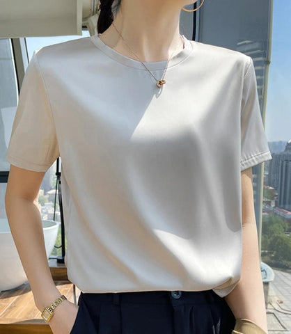 Blusa Feminina Básica Manga Curta Seda Artificial em design minimalista e elegante, perfeita para ocasiões formais e casuais. Blusa Feminina Básica Manga Curta Seda Artificial em design minimalista e elegante, perfeita para ocasiões formais e casuais.