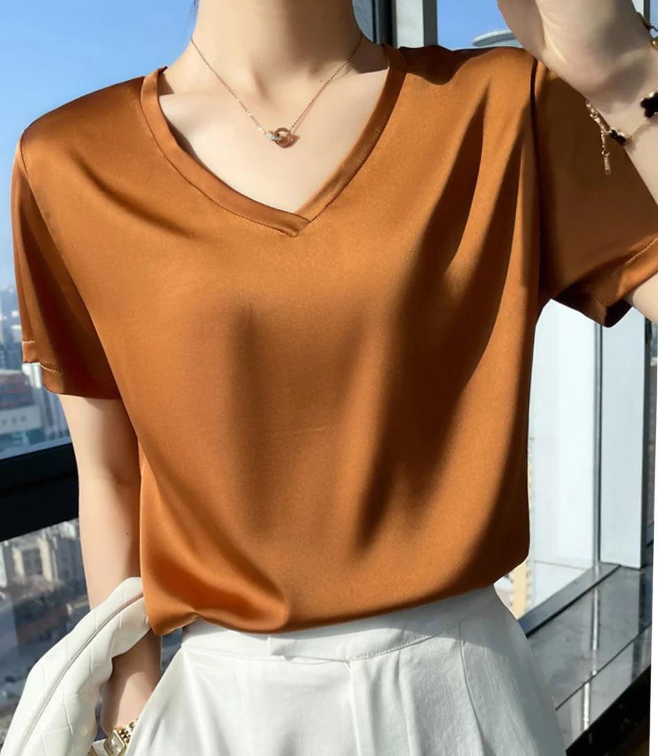 Blusa Feminina Básica Manga Curta Seda Artificial em design minimalista e elegante, perfeita para ocasiões formais e casuais. Blusa Feminina Básica Manga Curta Seda Artificial em design minimalista e elegante, perfeita para ocasiões formais e casuais.