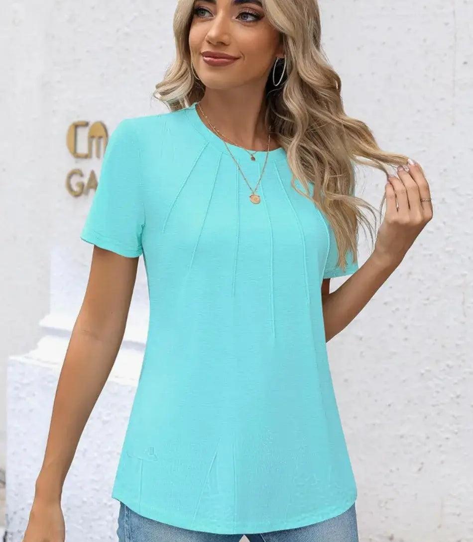 Blusa Feminina Básica Plissada em tecido confortável com pregas frontais, mangas curtas e decote redondo. Blusa Feminina Básica Plissada em tecido confortável com pregas frontais, mangas curtas e decote redondo.