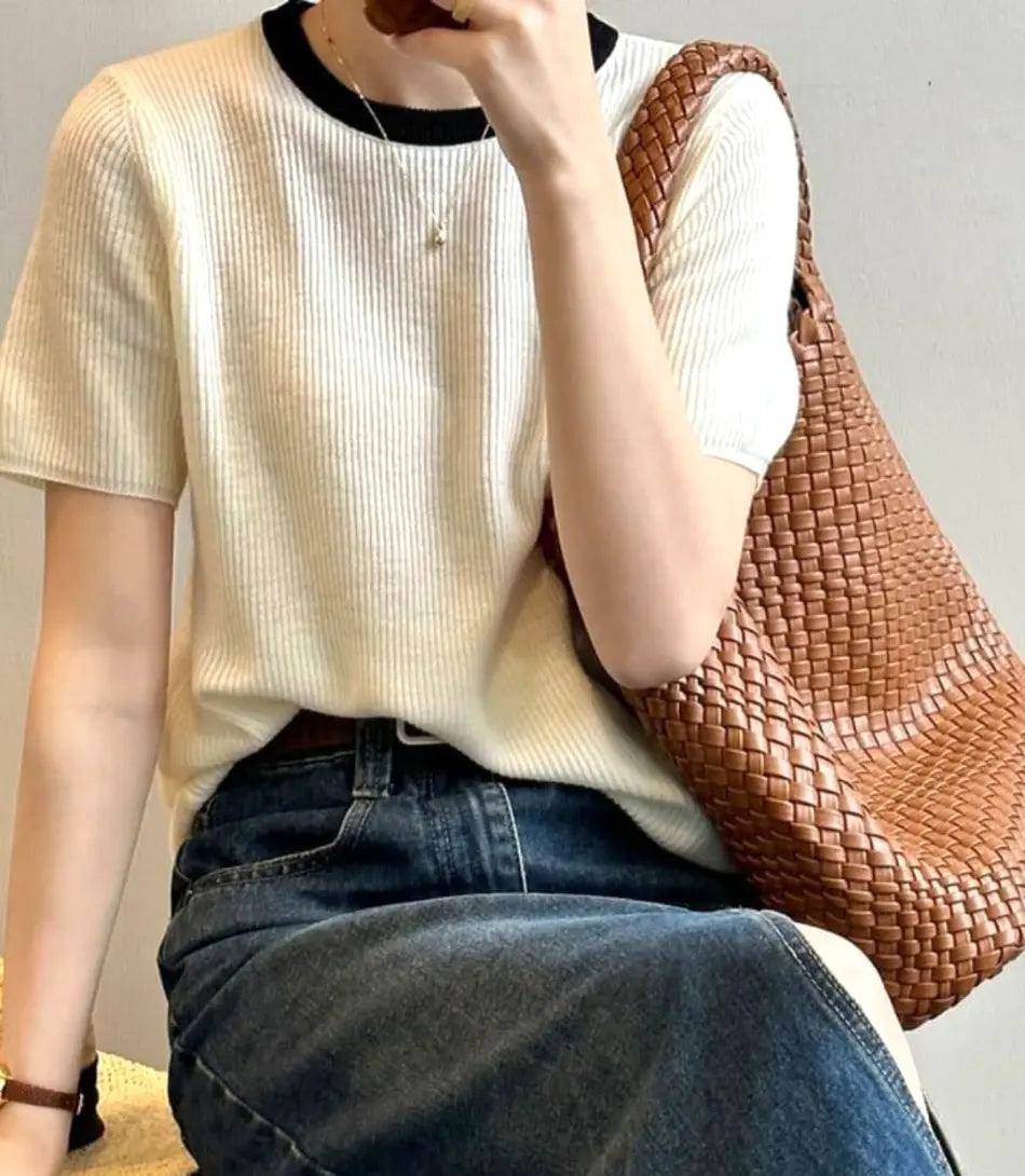 Blusa feminina canelada com gola redonda e mangas curtas em tecido flexível e macio, estilo minimalista e ajuste perfeito. Blusa feminina canelada com gola redonda e mangas curtas em tecido flexível e macio, estilo minimalista e ajuste perfeito.