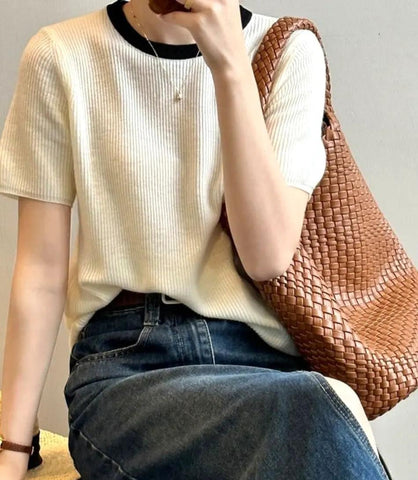 Blusa feminina canelada com gola redonda e mangas curtas em tecido flexível e macio, estilo minimalista e ajuste perfeito. Blusa feminina canelada com gola redonda e mangas curtas em tecido flexível e macio, estilo minimalista e ajuste perfeito.