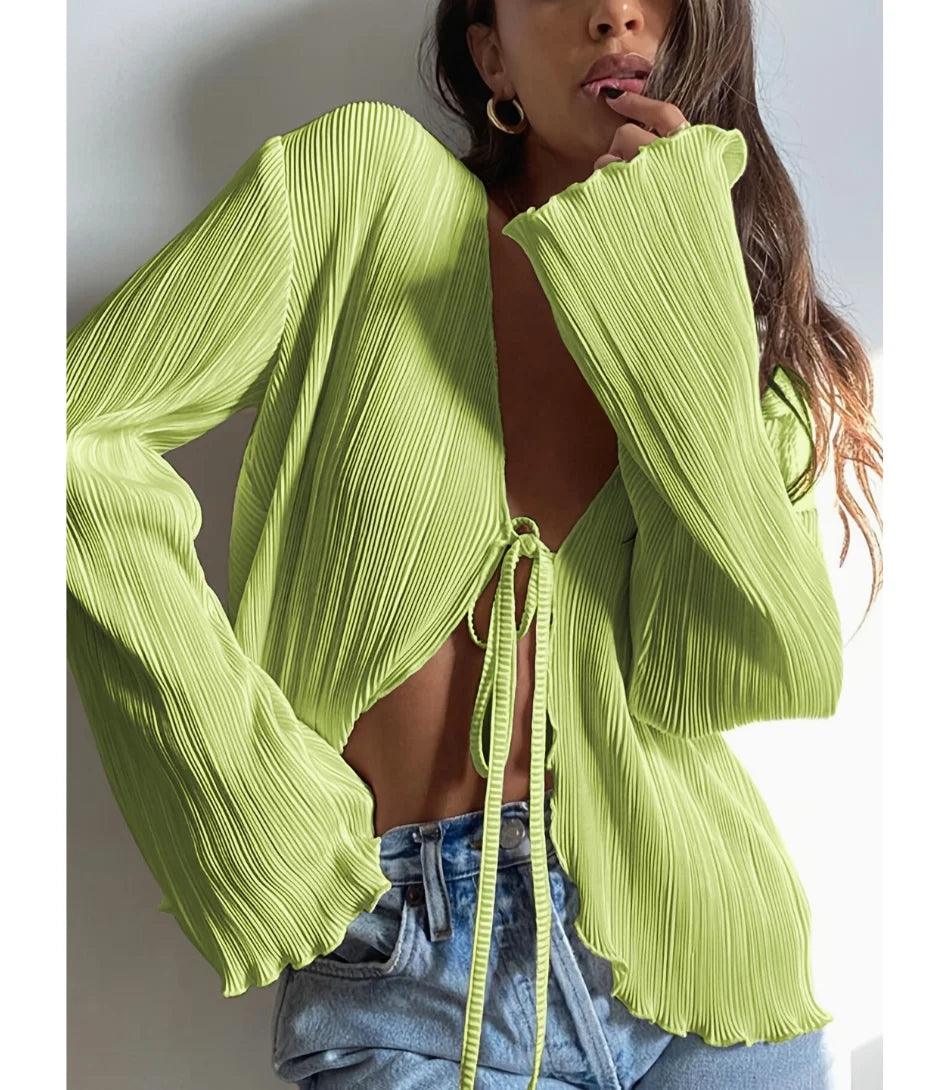 Blusa feminina plissada com laço elegante, mangas amplas e tecido leve em malha, destacando estilo e conforto para ocasiões casuais e formais. Blusa feminina plissada com laço elegante, mangas amplas e tecido leve em malha, destacando estilo e conforto para ocasiões casuais e formais.