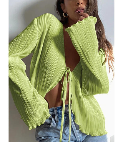 Blusa feminina plissada com laço elegante, mangas amplas e tecido leve em malha, destacando estilo e conforto para ocasiões casuais e formais. Blusa feminina plissada com laço elegante, mangas amplas e tecido leve em malha, destacando estilo e conforto para ocasiões casuais e formais.