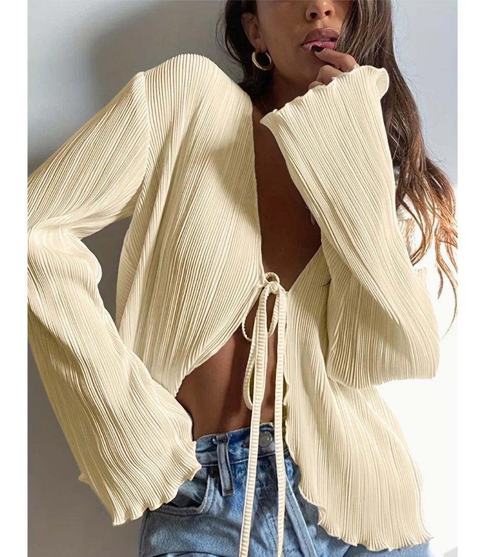 Blusa feminina plissada com laço elegante, mangas amplas e tecido leve em malha, destacando estilo e conforto para ocasiões casuais e formais. Blusa feminina plissada com laço elegante, mangas amplas e tecido leve em malha, destacando estilo e conforto para ocasiões casuais e formais.