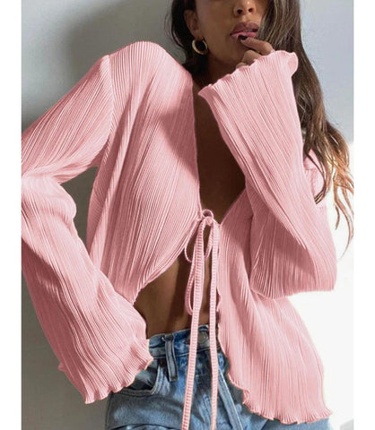 Blusa feminina plissada com laço elegante, mangas amplas e tecido leve em malha, destacando estilo e conforto para ocasiões casuais e formais. Blusa feminina plissada com laço elegante, mangas amplas e tecido leve em malha, destacando estilo e conforto para ocasiões casuais e formais.