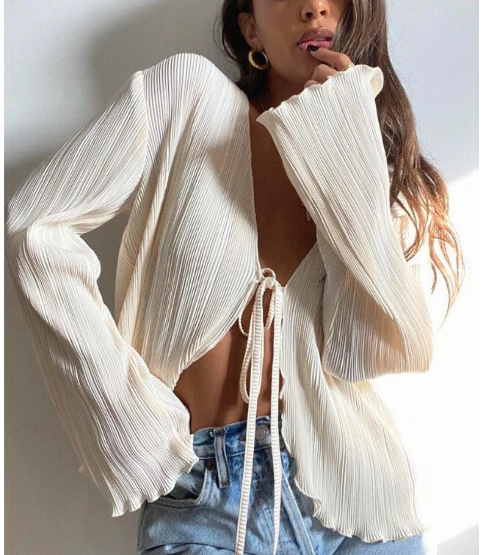 Blusa feminina plissada com laço elegante, mangas amplas e tecido leve em malha, destacando estilo e conforto para ocasiões casuais e formais. Blusa feminina plissada com laço elegante, mangas amplas e tecido leve em malha, destacando estilo e conforto para ocasiões casuais e formais.