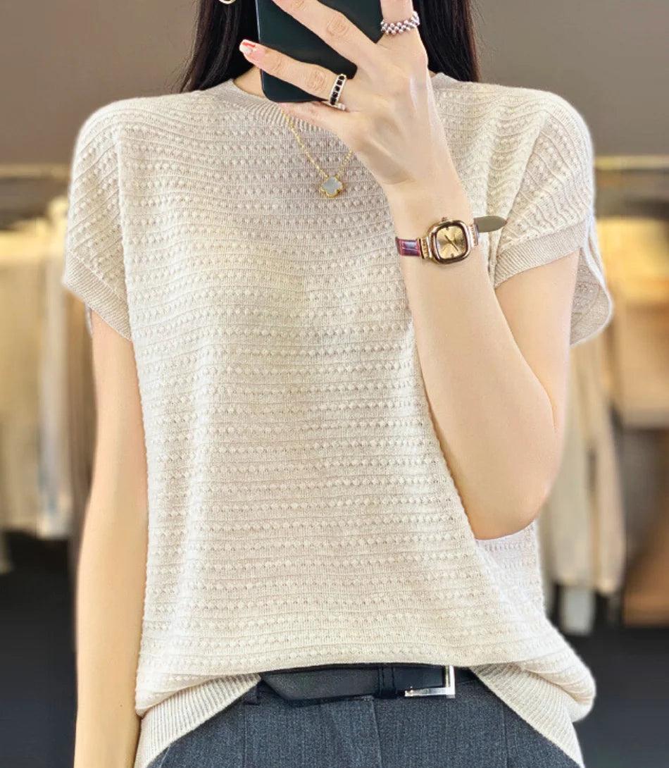 Blusa feminina em tricot texturizado sem costura, confortável e elegante, ideal para trabalho e lazer. Blusa feminina em tricot texturizado sem costura, confortável e elegante, ideal para trabalho e lazer.