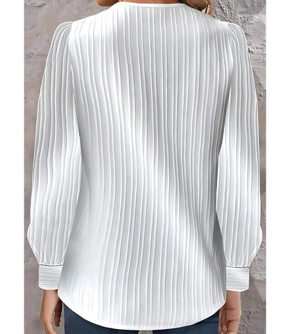 Blusa feminina plissada com botões no ombro, design elegante, mangas bufantes e decote assimétrico, ideal para looks sofisticados. Blusa feminina plissada com botões no ombro, design elegante, mangas bufantes e decote assimétrico, ideal para looks sofisticados.