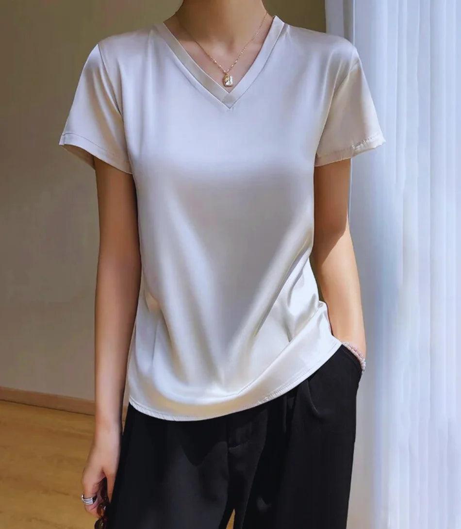 Blusa feminina elegante de cetim com decote V e mangas curtas, versátil para looks formais e casuais. Blusa feminina elegante de cetim com decote V e mangas curtas, versátil para looks formais e casuais.