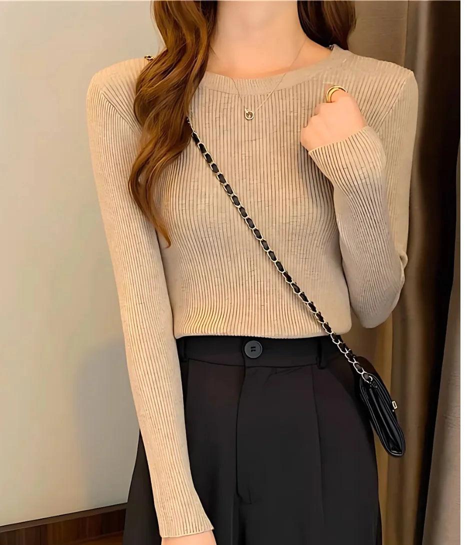 Blusa feminina de tricot canelado, manga longa, com decote redondo e ajuste confortável. Estilo sofisticado e versátil. Blusa feminina de tricot canelado, manga longa, com decote redondo e ajuste confortável. Estilo sofisticado e versátil.