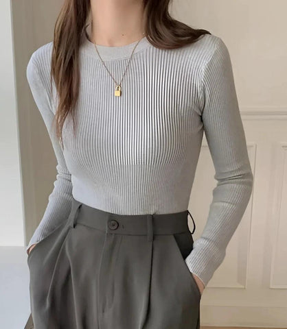 Blusa feminina de tricot canelado, manga longa, com decote redondo e ajuste confortável. Estilo sofisticado e versátil. Blusa feminina de tricot canelado, manga longa, com decote redondo e ajuste confortável. Estilo sofisticado e versátil.