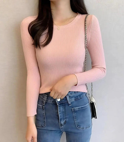 Blusa feminina de tricot canelado, manga longa, com decote redondo e ajuste confortável. Estilo sofisticado e versátil. Blusa feminina de tricot canelado, manga longa, com decote redondo e ajuste confortável. Estilo sofisticado e versátil.