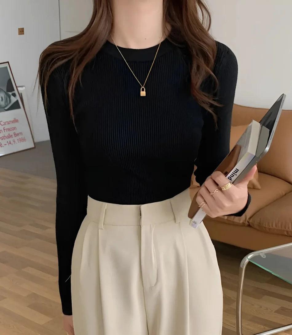 Blusa feminina de tricot canelado, manga longa, com decote redondo e ajuste confortável. Estilo sofisticado e versátil. Blusa feminina de tricot canelado, manga longa, com decote redondo e ajuste confortável. Estilo sofisticado e versátil.