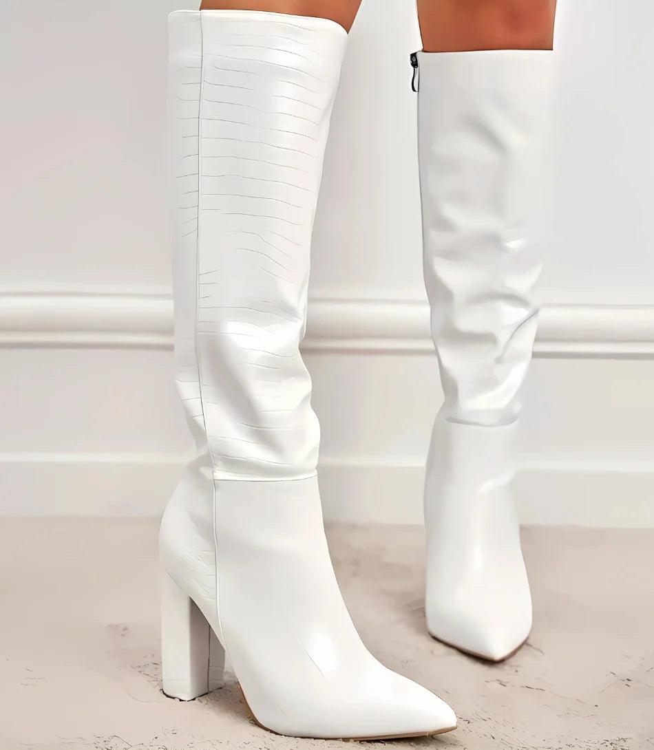 Bota Feminina Cano Alto com textura croco, salto bloco de 8 cm, ideal para looks elegantes e modernos. Bota Feminina Cano Alto com textura croco, salto bloco de 8 cm, ideal para looks elegantes e modernos.