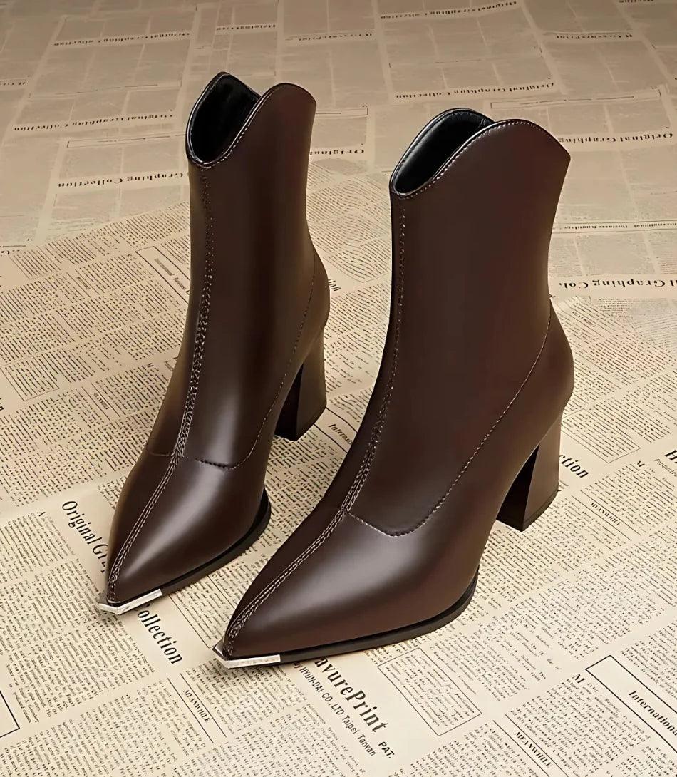 Bota Feminina Cano Curto Preta com Salto Grosso e Conforto Acolchoado Bota Feminina Cano Curto Preta com Salto Grosso e Conforto Acolchoado