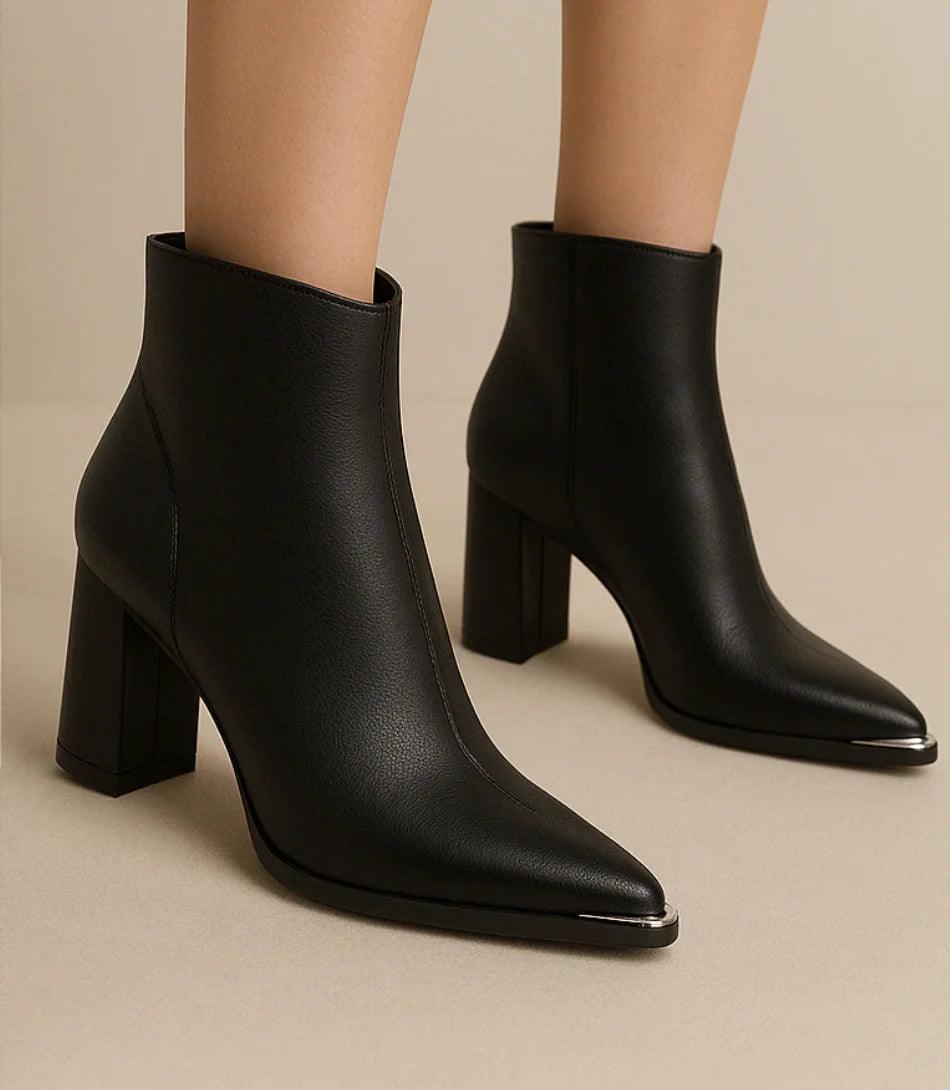 Bota Feminina Cano Curto Preta com Salto Grosso e Conforto Acolchoado Bota Feminina Cano Curto Preta com Salto Grosso e Conforto Acolchoado