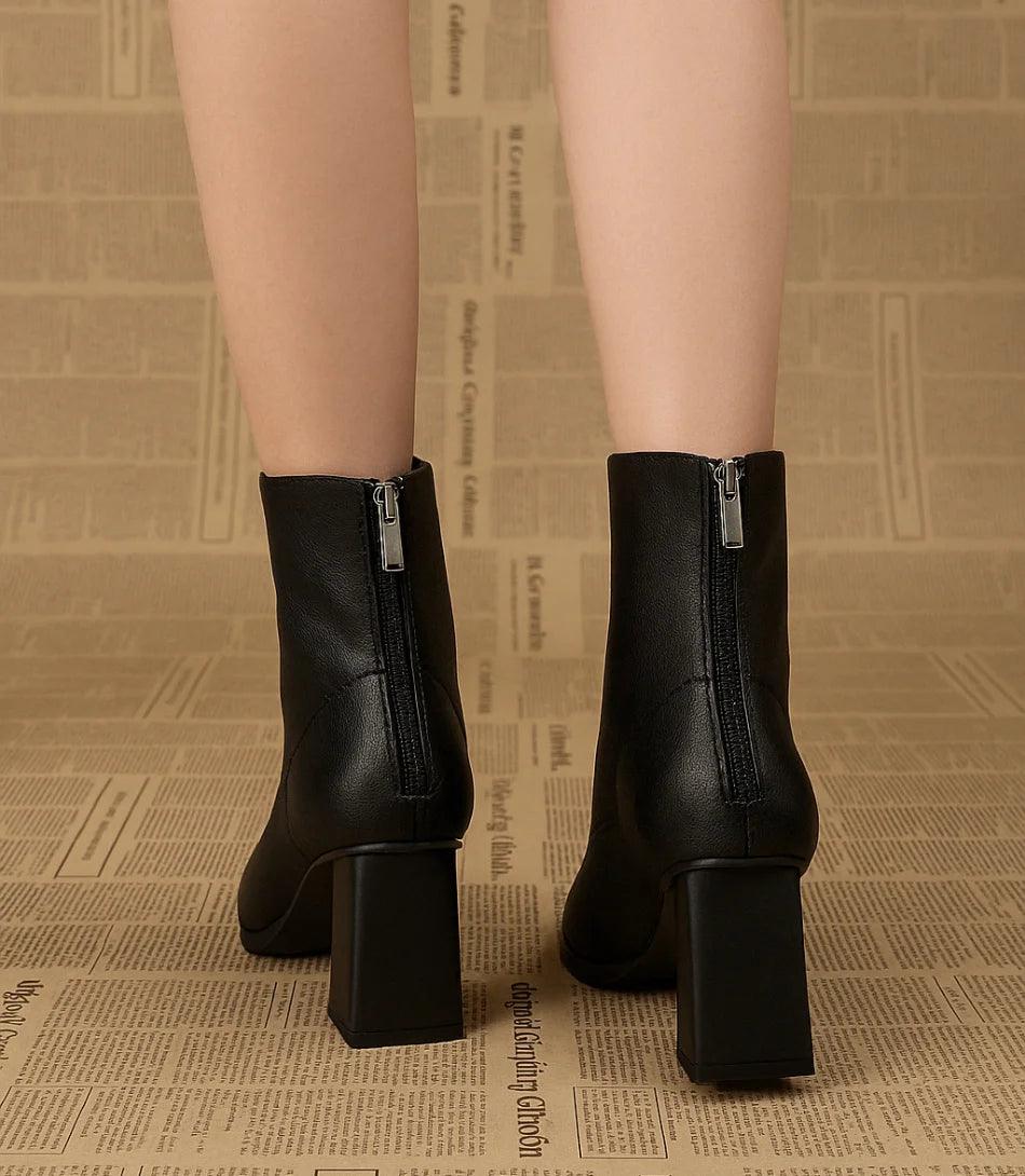 Bota Feminina Cano Curto Preta com Salto Grosso e Conforto Acolchoado Bota Feminina Cano Curto Preta com Salto Grosso e Conforto Acolchoado