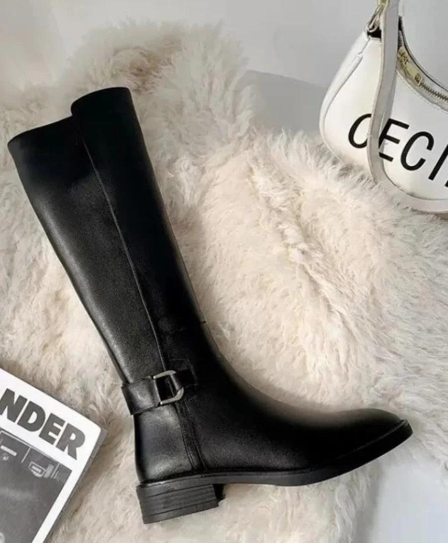 Bota de Couro Feminina Country de cano curto, bico fino, salto grosso médio e zíper lateral Bota de Couro Feminina Country de cano curto, bico fino, salto grosso médio e zíper lateral