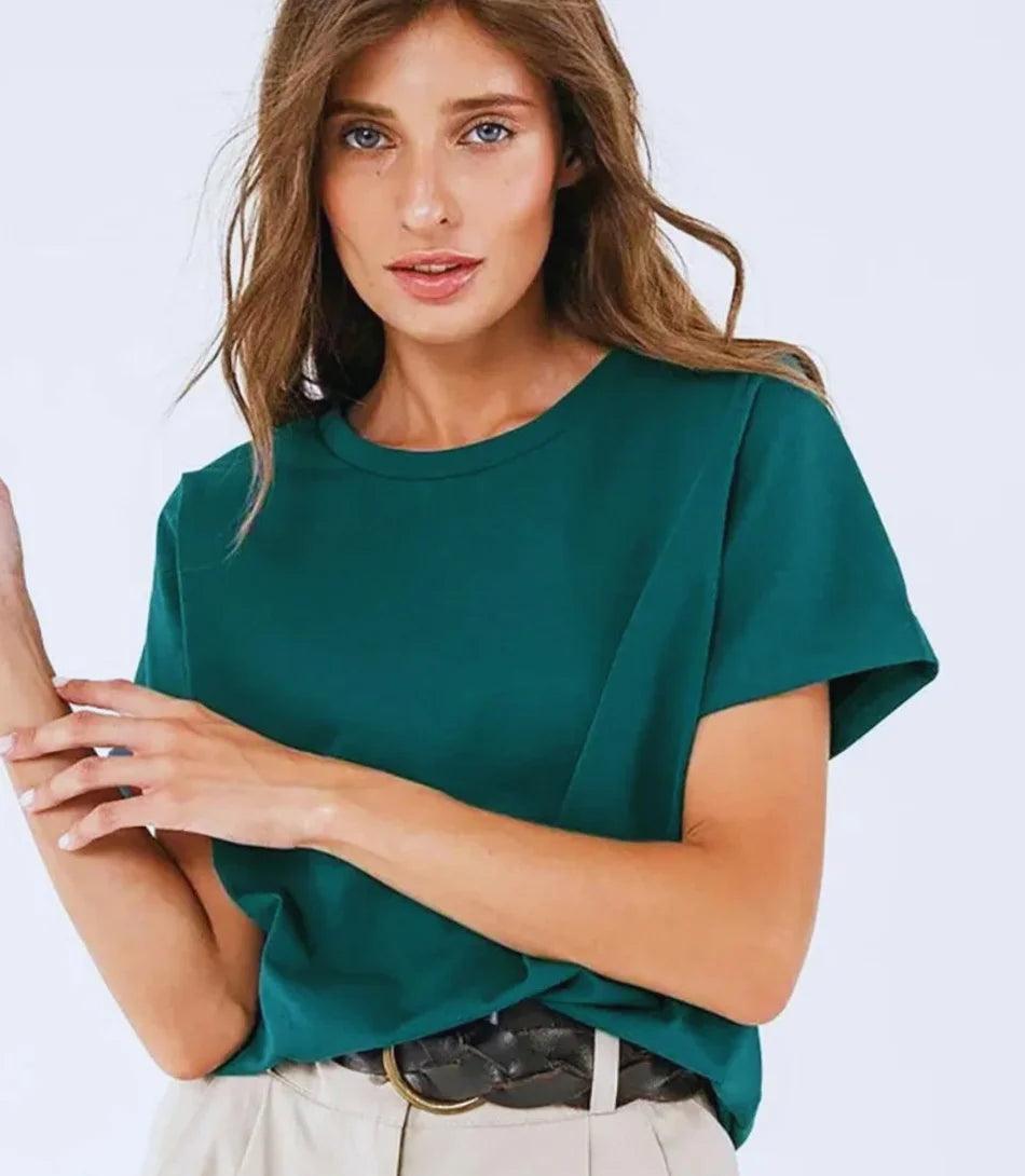 Camiseta Feminina Básica em Algodão Premium com corte regular e decote redondo, ideal para conforto e estilo. Camiseta Feminina Básica em Algodão Premium com corte regular e decote redondo, ideal para conforto e estilo.