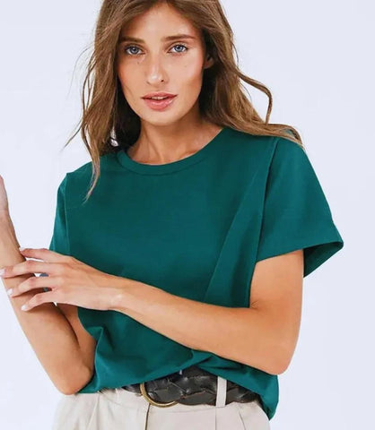 Camiseta Feminina Básica em Algodão Premium com corte regular e decote redondo, ideal para conforto e estilo. Camiseta Feminina Básica em Algodão Premium com corte regular e decote redondo, ideal para conforto e estilo.