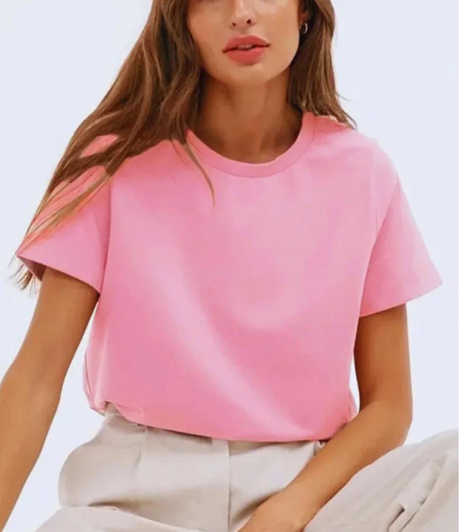 Camiseta Feminina Básica em Algodão Premium com corte regular e decote redondo, ideal para conforto e estilo. Camiseta Feminina Básica em Algodão Premium com corte regular e decote redondo, ideal para conforto e estilo.
