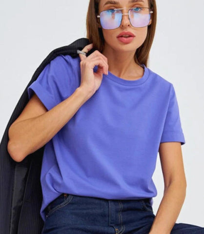 Camiseta Feminina Básica em Algodão Premium com corte regular e decote redondo, ideal para conforto e estilo. Camiseta Feminina Básica em Algodão Premium com corte regular e decote redondo, ideal para conforto e estilo.