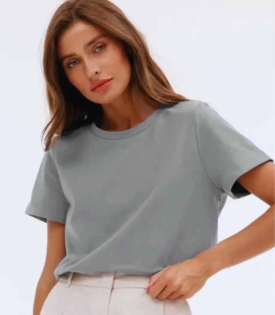 Camiseta Feminina Básica em Algodão Premium com corte regular e decote redondo, ideal para conforto e estilo. Camiseta Feminina Básica em Algodão Premium com corte regular e decote redondo, ideal para conforto e estilo.