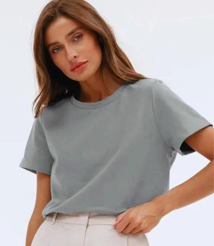 Camiseta Feminina Básica em Algodão Premium com corte regular e decote redondo, ideal para conforto e estilo. Camiseta Feminina Básica em Algodão Premium com corte regular e decote redondo, ideal para conforto e estilo.
