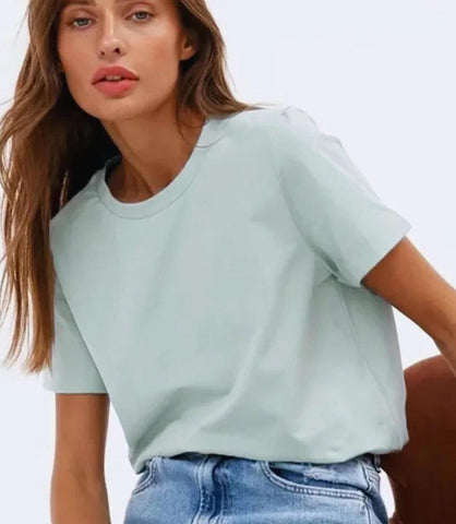 Camiseta Feminina Básica em Algodão Premium com corte regular e decote redondo, ideal para conforto e estilo. Camiseta Feminina Básica em Algodão Premium com corte regular e decote redondo, ideal para conforto e estilo.