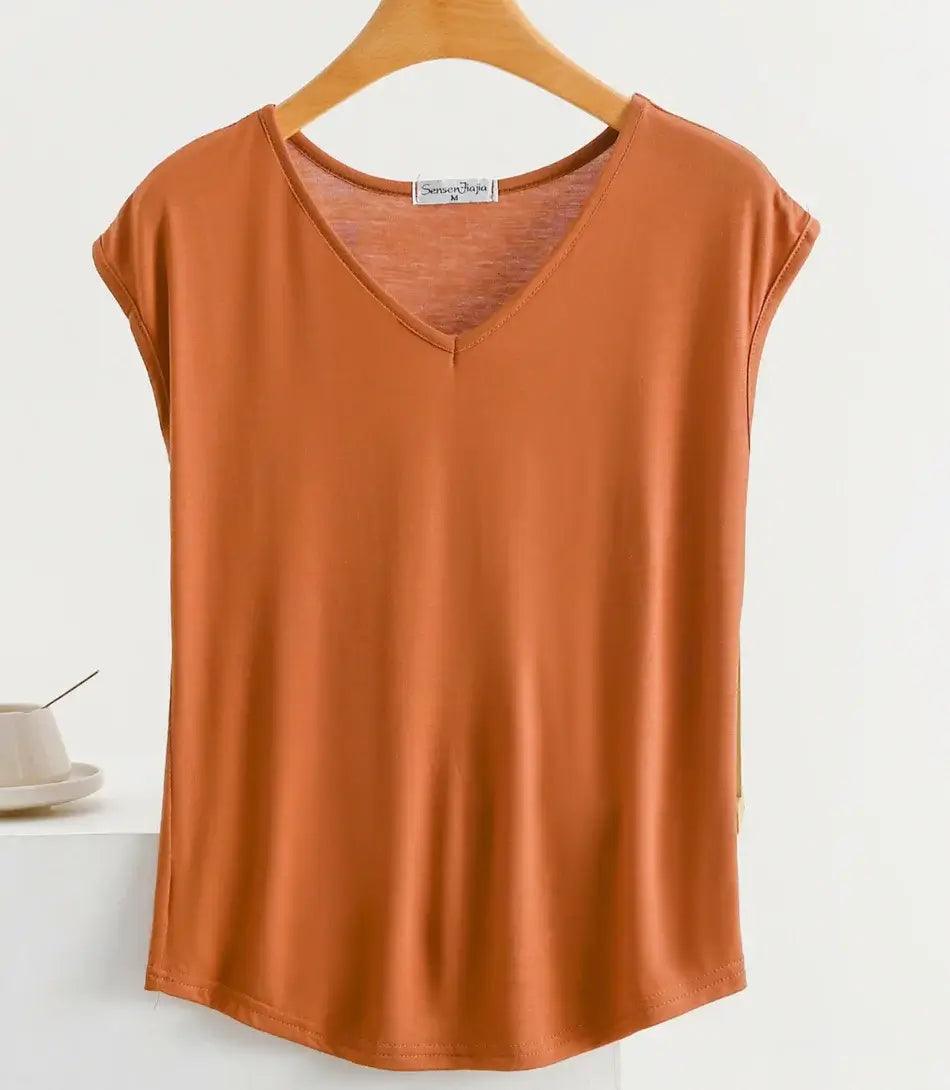 Camiseta Feminina Básica Decote V em algodão e elastano, com caimento leve, conforto e versatilidade para o dia a dia. Camiseta Feminina Básica Decote V em algodão e elastano, com caimento leve, conforto e versatilidade para o dia a dia.