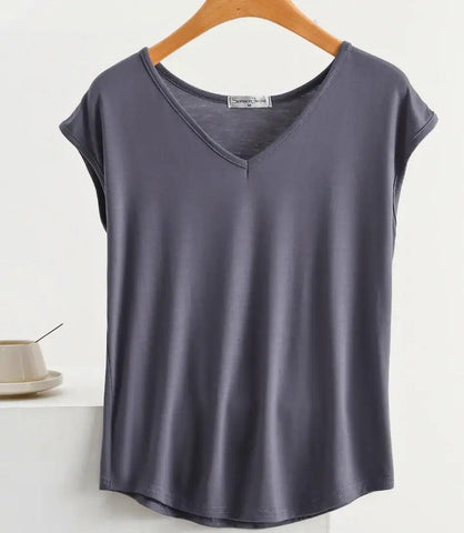 Camiseta Feminina Básica Decote V em algodão e elastano, com caimento leve, conforto e versatilidade para o dia a dia. Camiseta Feminina Básica Decote V em algodão e elastano, com caimento leve, conforto e versatilidade para o dia a dia.