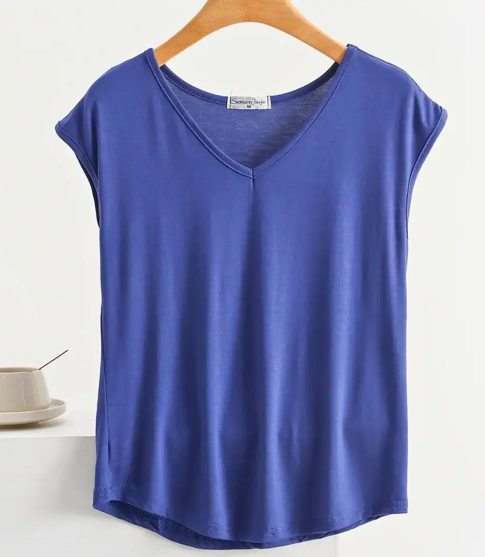 Camiseta Feminina Básica Decote V em algodão e elastano, com caimento leve, conforto e versatilidade para o dia a dia. Camiseta Feminina Básica Decote V em algodão e elastano, com caimento leve, conforto e versatilidade para o dia a dia.