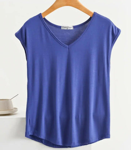 Camiseta Feminina Básica Decote V em algodão e elastano, com caimento leve, conforto e versatilidade para o dia a dia. Camiseta Feminina Básica Decote V em algodão e elastano, com caimento leve, conforto e versatilidade para o dia a dia.