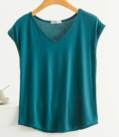 Camiseta Feminina Básica Decote V em algodão e elastano, com caimento leve, conforto e versatilidade para o dia a dia. Camiseta Feminina Básica Decote V em algodão e elastano, com caimento leve, conforto e versatilidade para o dia a dia.