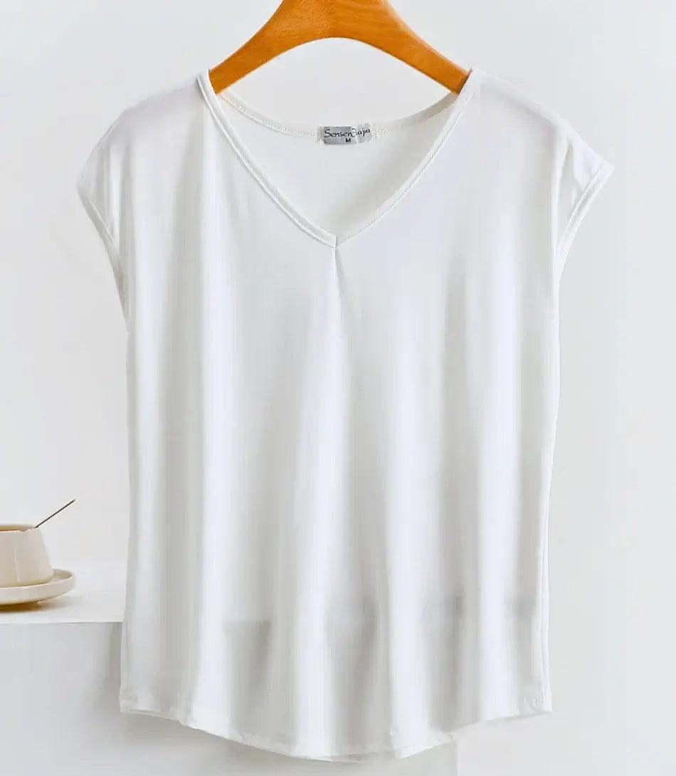 Camiseta Feminina Básica Decote V em algodão e elastano, com caimento leve, conforto e versatilidade para o dia a dia. Camiseta Feminina Básica Decote V em algodão e elastano, com caimento leve, conforto e versatilidade para o dia a dia.