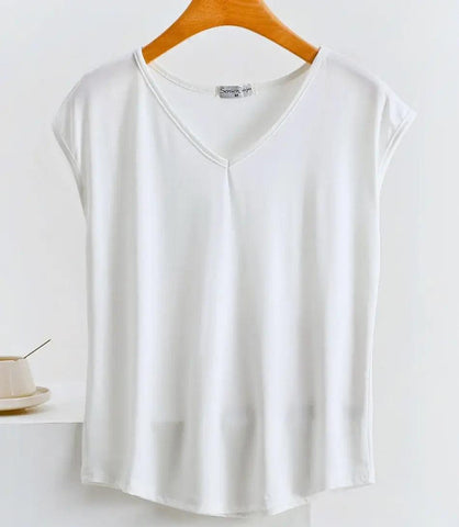 Camiseta Feminina Básica Decote V em algodão e elastano, com caimento leve, conforto e versatilidade para o dia a dia. Camiseta Feminina Básica Decote V em algodão e elastano, com caimento leve, conforto e versatilidade para o dia a dia.