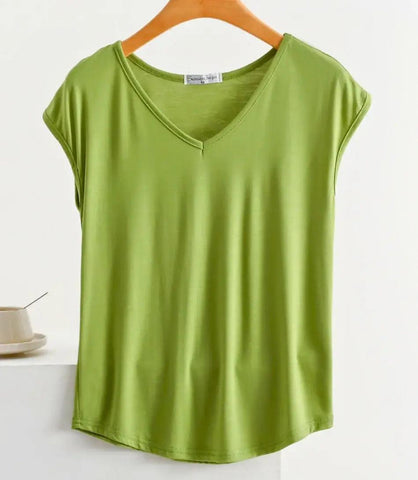 Camiseta Feminina Básica Decote V em algodão e elastano, com caimento leve, conforto e versatilidade para o dia a dia. Camiseta Feminina Básica Decote V em algodão e elastano, com caimento leve, conforto e versatilidade para o dia a dia.