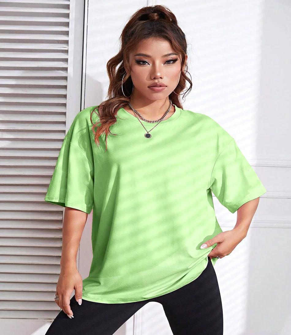 Camiseta feminina longa oversized de algodão em estilo casual com modelagem solta e confortável, ideal para composições despojadas. Camiseta feminina longa oversized de algodão em estilo casual com modelagem solta e confortável, ideal para composições despojadas.