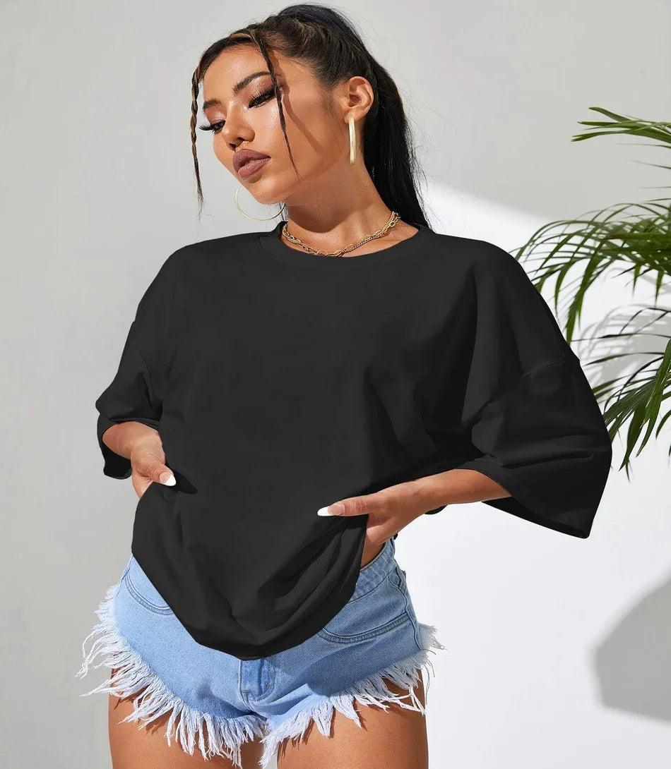 Camiseta feminina longa oversized de algodão em estilo casual com modelagem solta e confortável, ideal para composições despojadas. Camiseta feminina longa oversized de algodão em estilo casual com modelagem solta e confortável, ideal para composições despojadas.