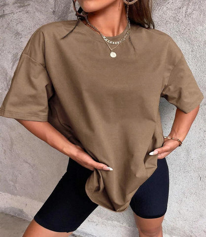 Camiseta feminina longa oversized de algodão em estilo casual com modelagem solta e confortável, ideal para composições despojadas. Camiseta feminina longa oversized de algodão em estilo casual com modelagem solta e confortável, ideal para composições despojadas.