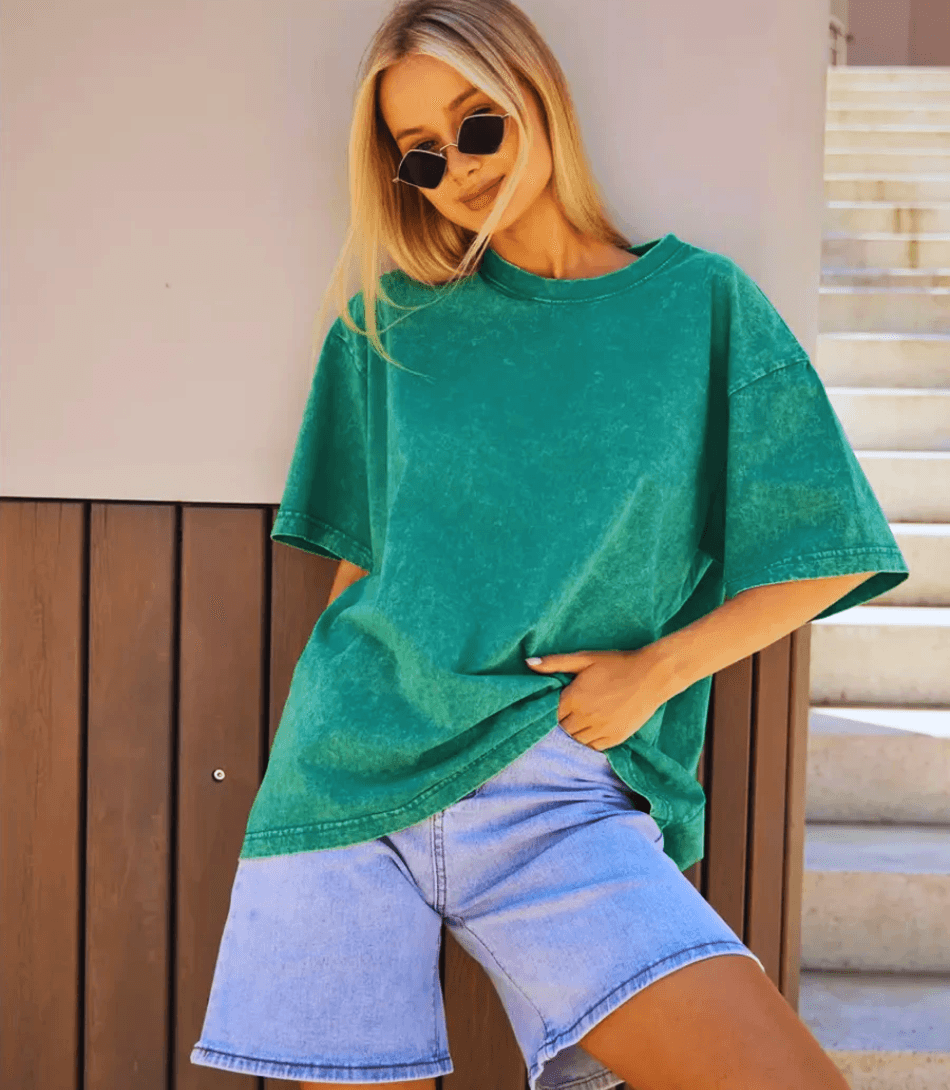 Camiseta Oversized Estonada Unissex de Algodão com estilo casual vintage e corte amplo. Camiseta Oversized Estonada Unissex de Algodão com estilo casual vintage e corte amplo.