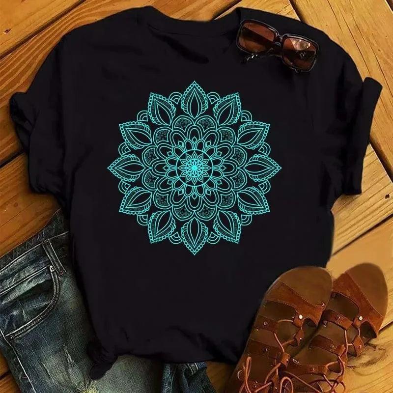 Camiseta básica feminina de algodão confortável com corte reto e decote redondo ideal para looks casuais. Camiseta básica feminina de algodão confortável com corte reto e decote redondo ideal para looks casuais.