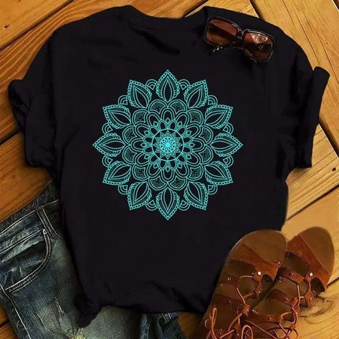 Camiseta básica feminina de algodão confortável com corte reto e decote redondo ideal para looks casuais. Camiseta básica feminina de algodão confortável com corte reto e decote redondo ideal para looks casuais.