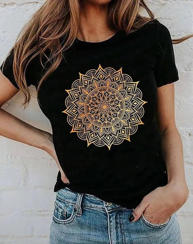 Camiseta básica feminina de algodão confortável com corte reto e decote redondo ideal para looks casuais. Camiseta básica feminina de algodão confortável com corte reto e decote redondo ideal para looks casuais.