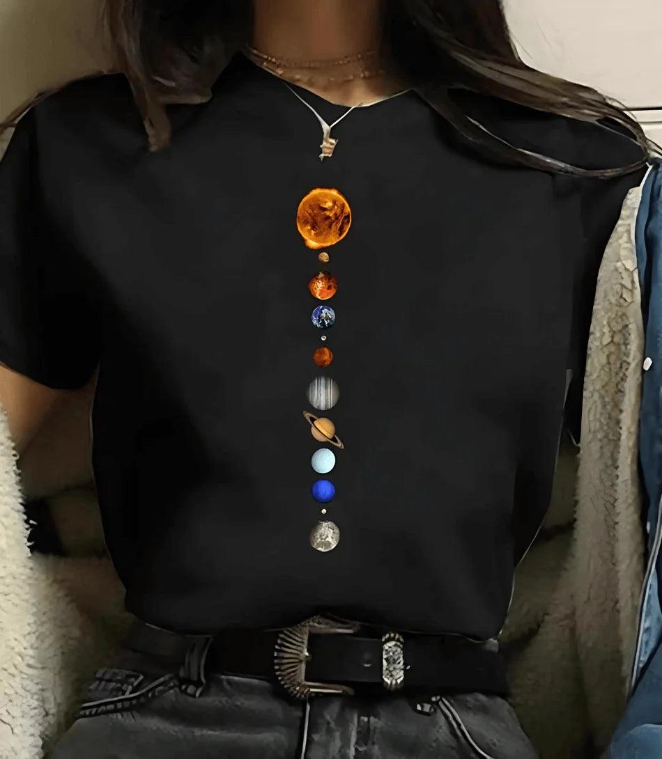 Camiseta feminina preta com estampa de fases da lua e planetas, design moderno e inspirado em astronomia, ideal para looks casuais e estilosos. Camiseta feminina preta com estampa de fases da lua e planetas, design moderno e inspirado em astronomia, ideal para looks casuais e estilosos.