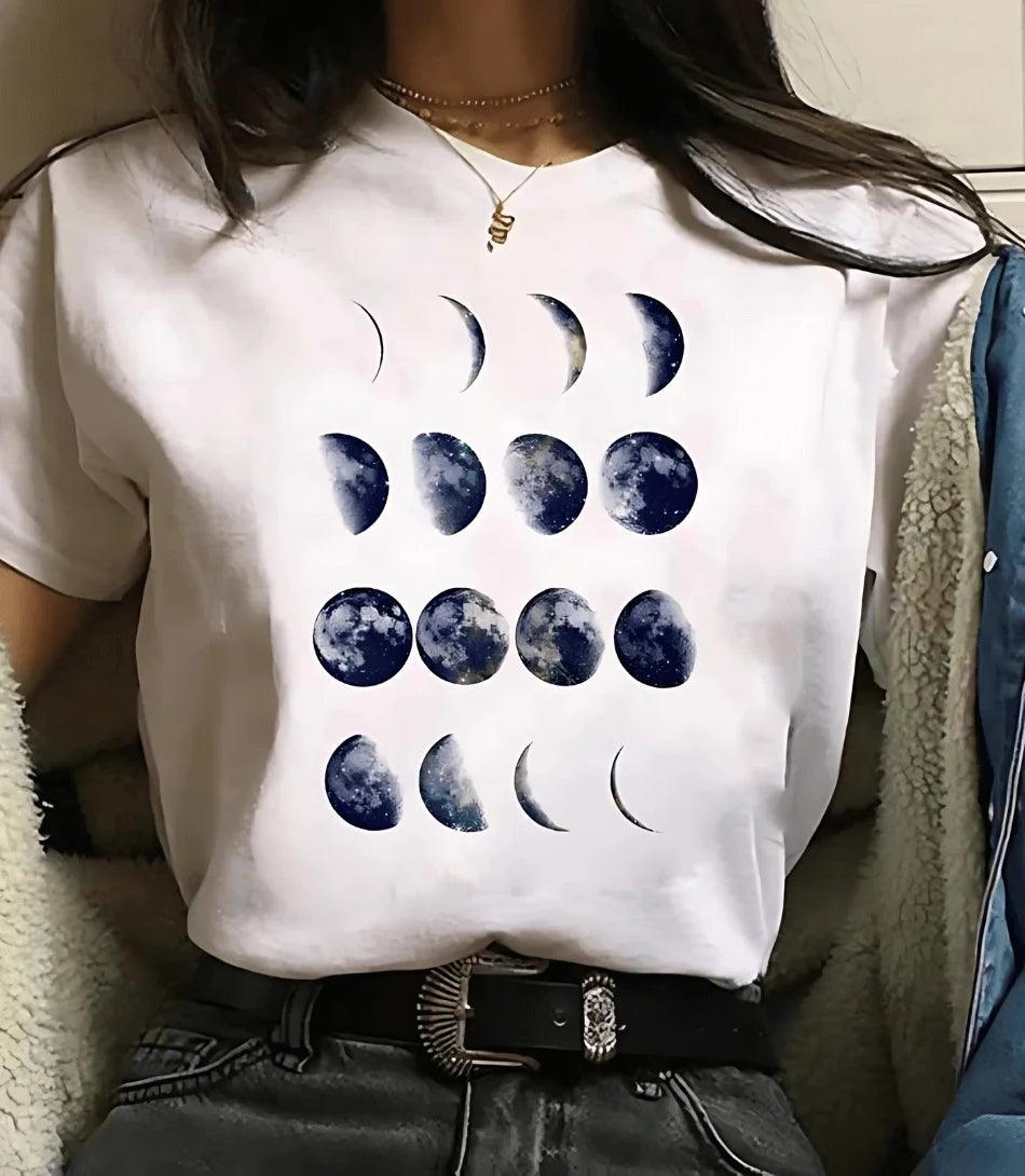 Camiseta feminina preta com estampa de fases da lua e planetas, design moderno e inspirado em astronomia, ideal para looks casuais e estilosos. Camiseta feminina preta com estampa de fases da lua e planetas, design moderno e inspirado em astronomia, ideal para looks casuais e estilosos.