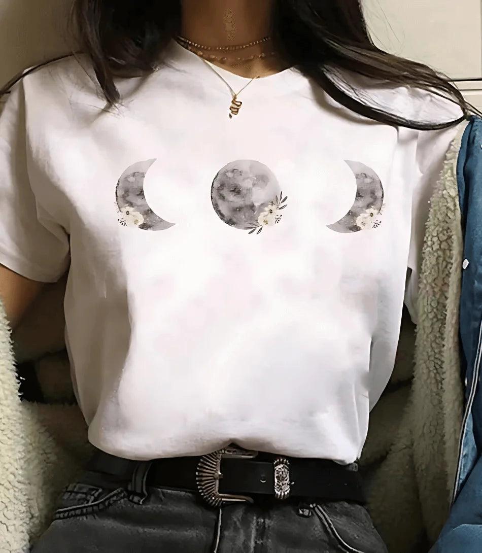 Camiseta feminina preta com estampa de fases da lua e planetas, design moderno e inspirado em astronomia, ideal para looks casuais e estilosos. Camiseta feminina preta com estampa de fases da lua e planetas, design moderno e inspirado em astronomia, ideal para looks casuais e estilosos.