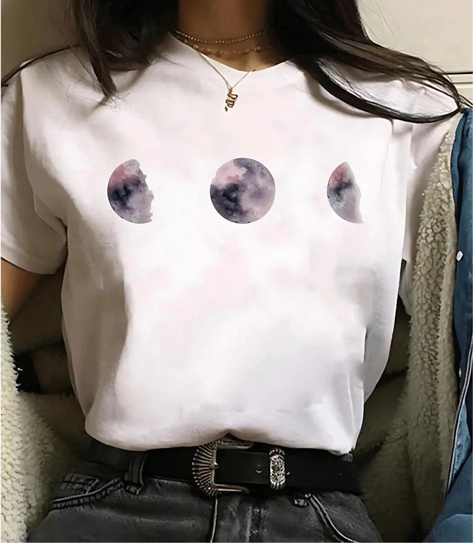 Camiseta feminina preta com estampa de fases da lua e planetas, design moderno e inspirado em astronomia, ideal para looks casuais e estilosos. Camiseta feminina preta com estampa de fases da lua e planetas, design moderno e inspirado em astronomia, ideal para looks casuais e estilosos.