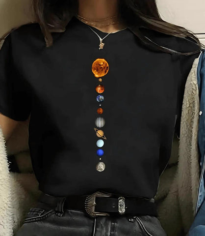 Camiseta feminina preta com estampa de fases da lua e planetas, design moderno e inspirado em astronomia, ideal para looks casuais e estilosos. Camiseta feminina preta com estampa de fases da lua e planetas, design moderno e inspirado em astronomia, ideal para looks casuais e estilosos.